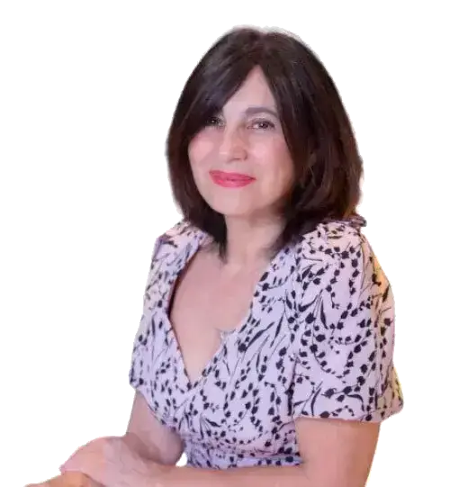 Dra Maria Isabel Ruiz Ruiz posando frente a la cámara con blusa escotada, pelo negro de media melena que le cae sobre los hombros y manos cruzadas delante mientras sonríe