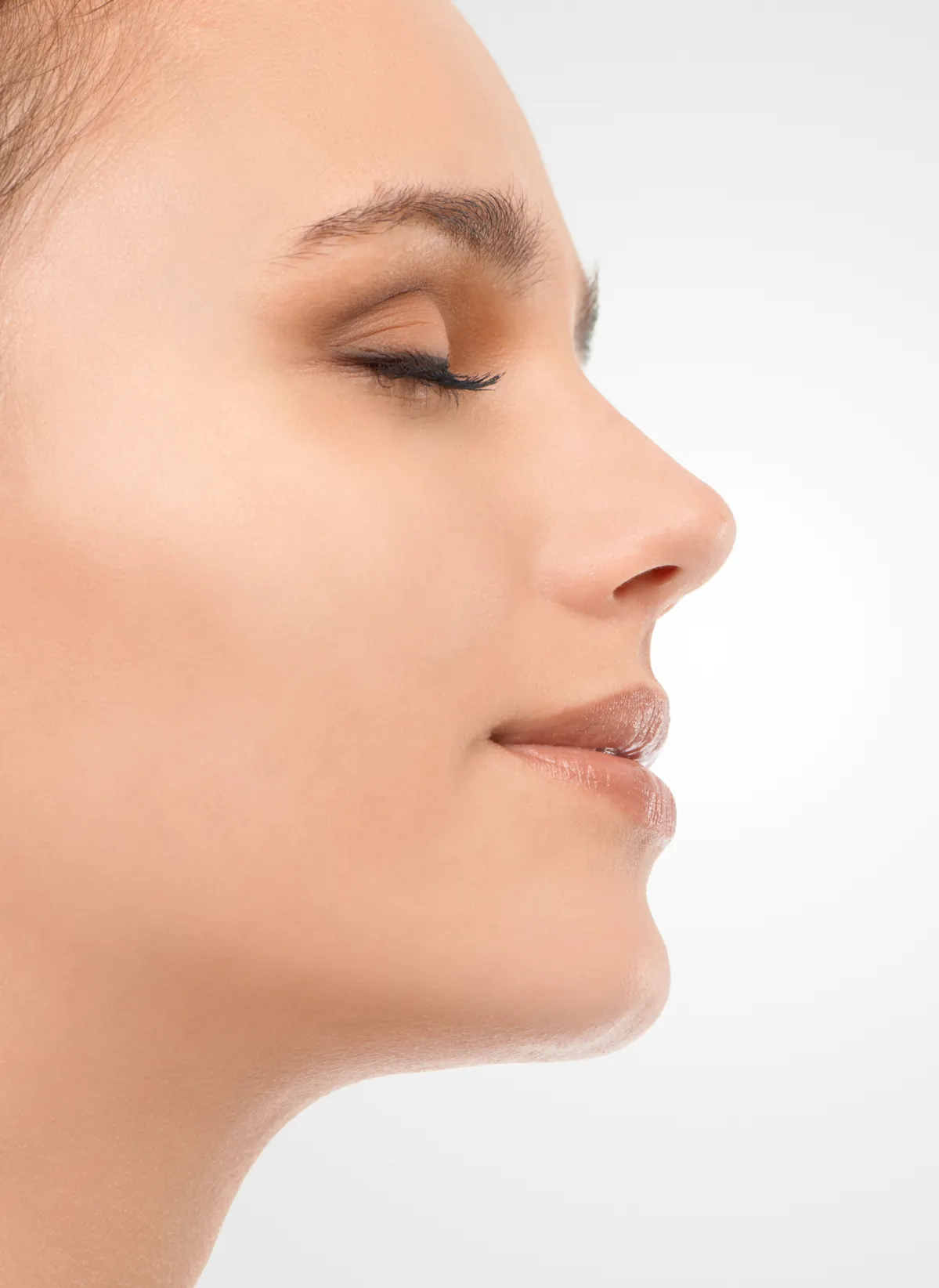 Rostro de perfil de mujer joven muy bella, con los ojos cerrados y nariz perfecta, que parece estar respirando muy bien tras haberse realizado una rinoplastia en Málaga con la Dra. Isabel Ruiz Ruiz